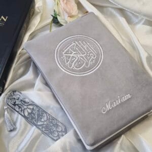 Protège-coran-broderie-gris -velours-personnalisé