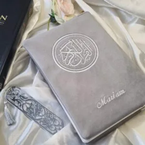 Protège-coran-broderie-gris -velours-personnalisé
