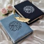 protege coran en velours bleu horizon et noir avec calligraphie al quran al kareem