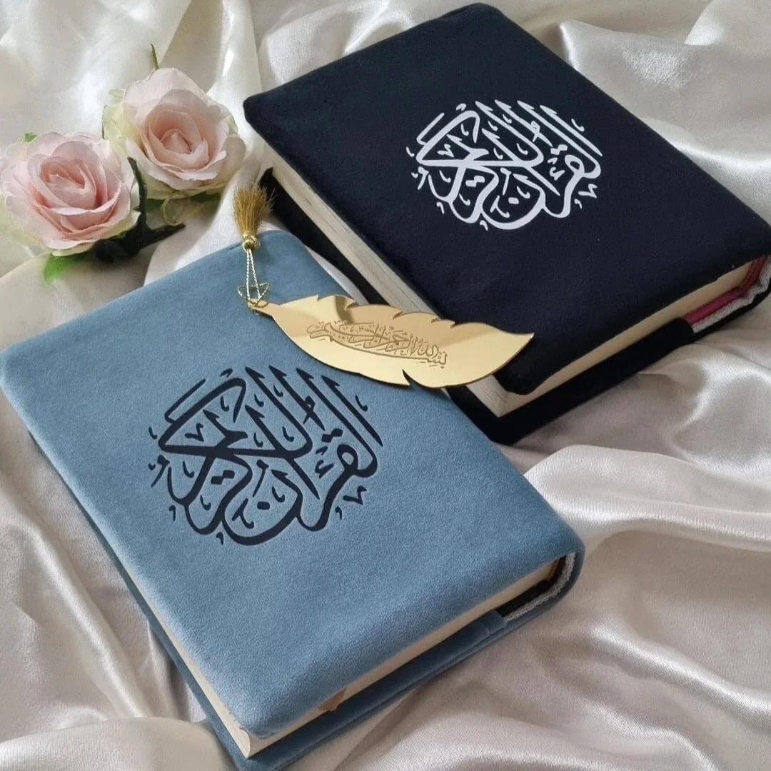 protege coran en velours bleu horizon et noir avec calligraphie al quran al kareem