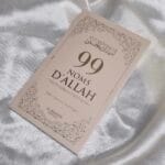 livre islamique les 99 noms d'Allah en coloris beige