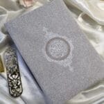 protege coran en tissu avec broderie blanche et taupe al quran al kareem