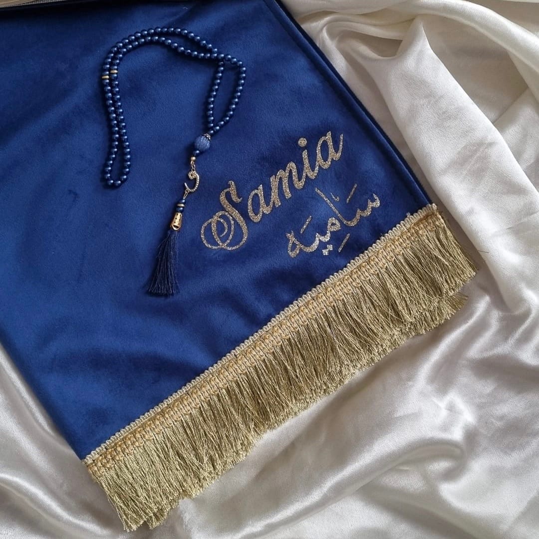 tapis de priere bleu nuit avec frange doré et prenoms en français et arabe