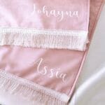 tapis de priere rose avec frange blanche