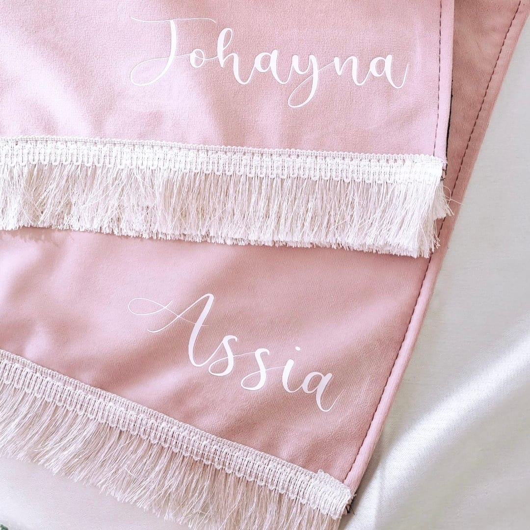 tapis de priere rose avec frange blanche