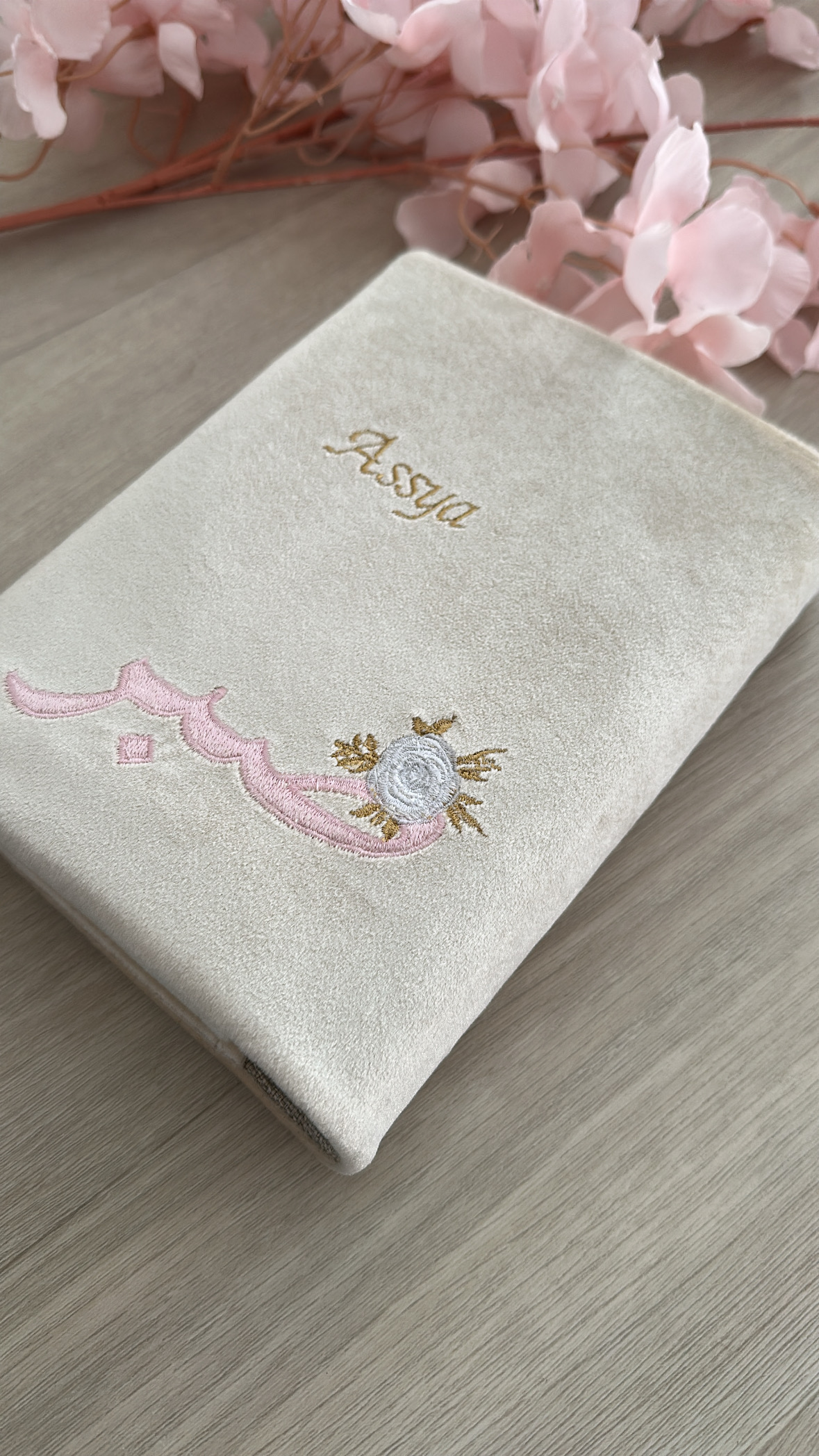 protège coran en velours beige broderie personnalisé
