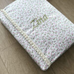 Protege coran en tissu fleuri avec broderie personnalisé