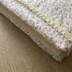 Protege coran en tissu fleuri avec broderie personnalisé