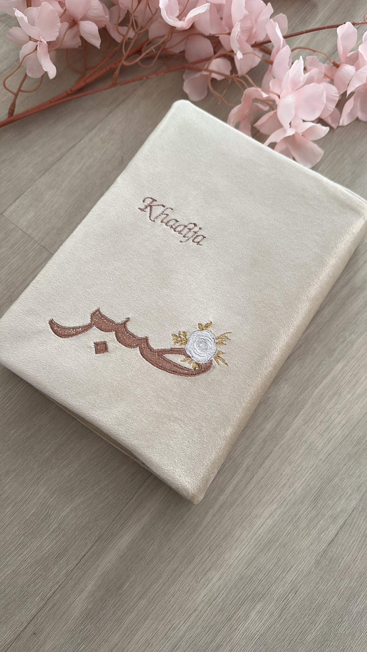 protège coran velours beige personnalisé en broderie