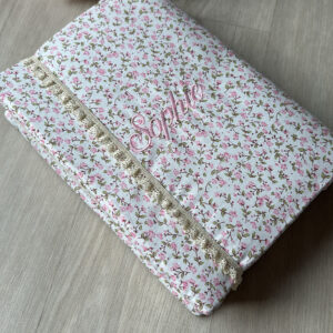 protege-coran-broderie-tissu-fleuri