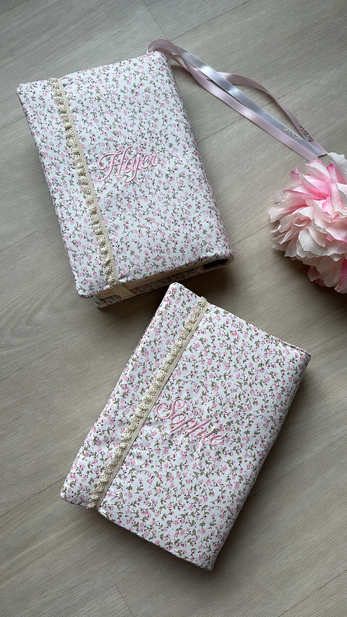 protege-coran-broderie-tissu-fleuri